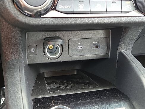 Used 2025 Nissan Versa SR FWD image 28
