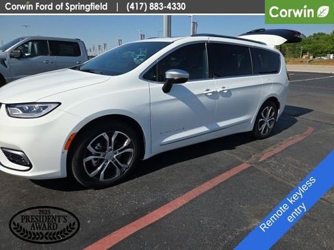 Used 2026 Chrysler Pacifica Pinnacle w/ Trailer Tow Group FWD image 8