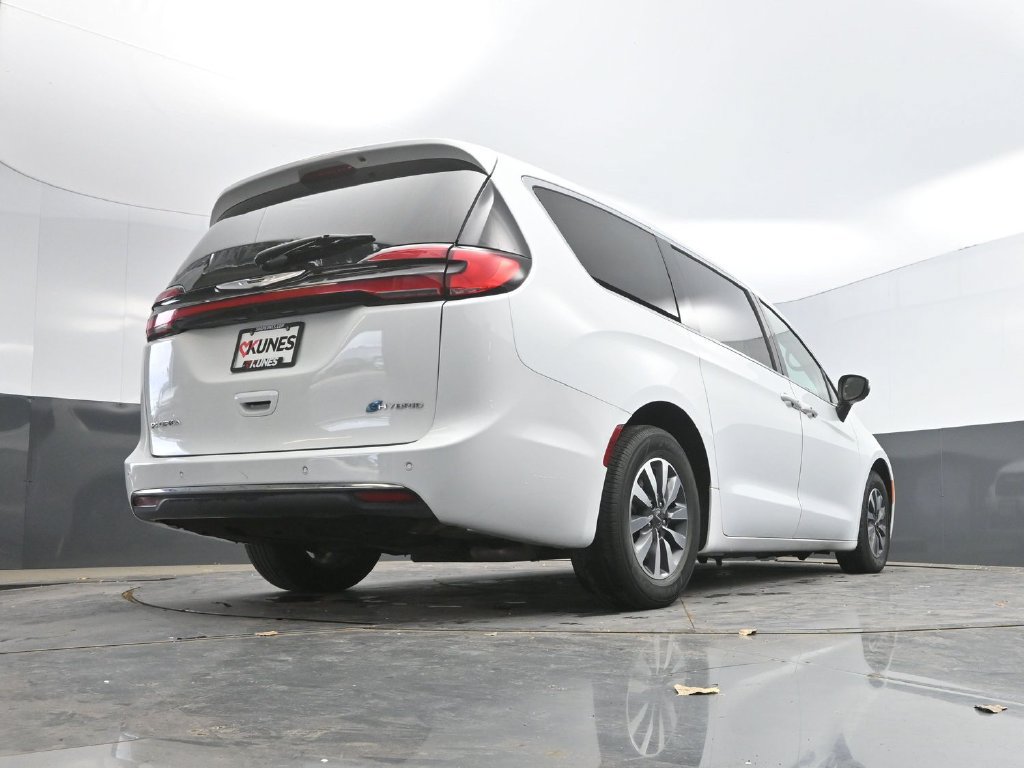 Used 2023 Chrysler Pacifica Touring-L FWD image 37