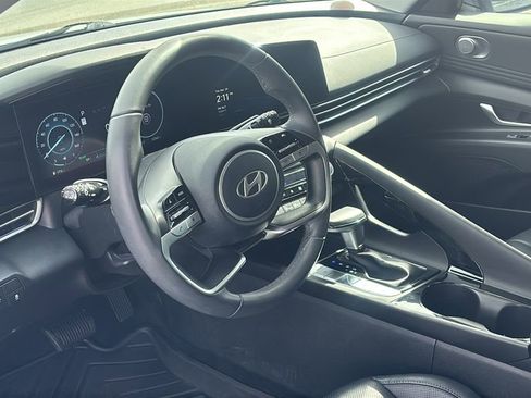 Used 2025 Hyundai Elantra Limited image 23