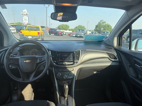 Used 2021 Chevrolet Trax LS AWD/4WD image 12