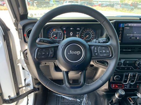 Used 2025 Jeep Wrangler Unlimited Rubicon AWD/4WD image 26