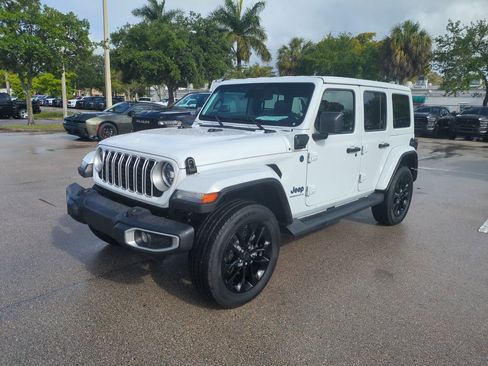 Used 2025 Jeep Wrangler Unlimited Sahara AWD/4WD image 10