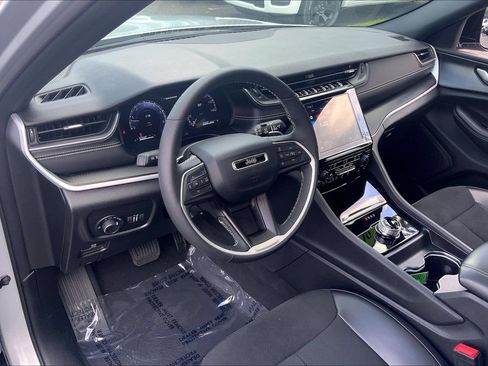 Certified 2025 Jeep Grand Cherokee L Altitude AWD/4WD image 17