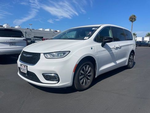 Used 2024 Chrysler Pacifica Limited FWD image 5