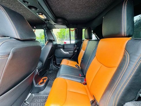 Used 2017 Jeep Wrangler Unlimited Rubicon w/ Connectivity Group AWD/4WD image 10