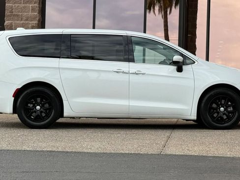 Used 2017 Chrysler Pacifica Touring FWD image 14