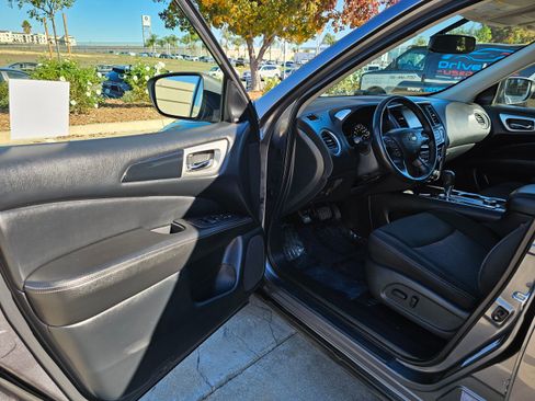 Used 2019 Nissan Pathfinder SV image 15