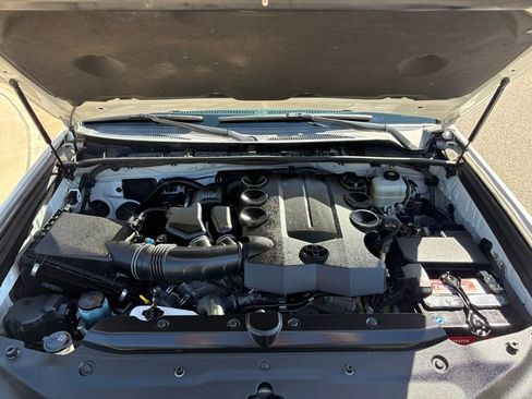 Used 2018 Toyota 4Runner SR5 AWD/4WD image 28