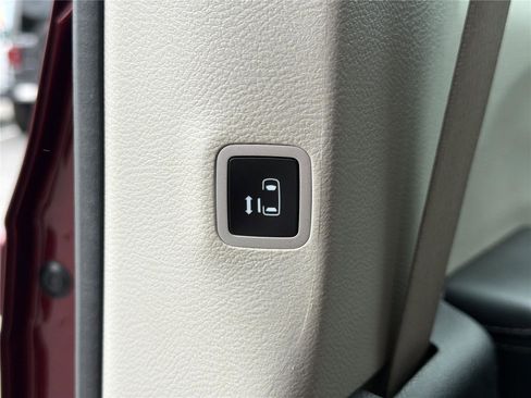 Used 2023 Chrysler Pacifica Touring-L FWD image 20