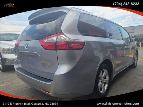 Used 2017 Toyota Sienna LE FWD image 4