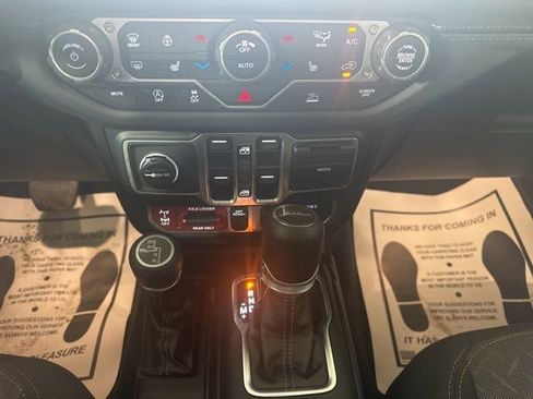 Used 2025 Jeep Gladiator Mojave w/ Convenience Group AWD/4WD image 16