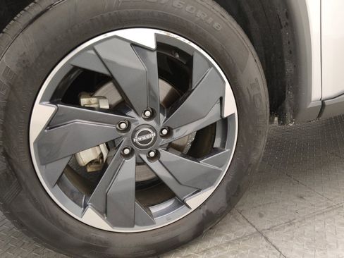 Used 2024 Nissan Rogue SV image 31