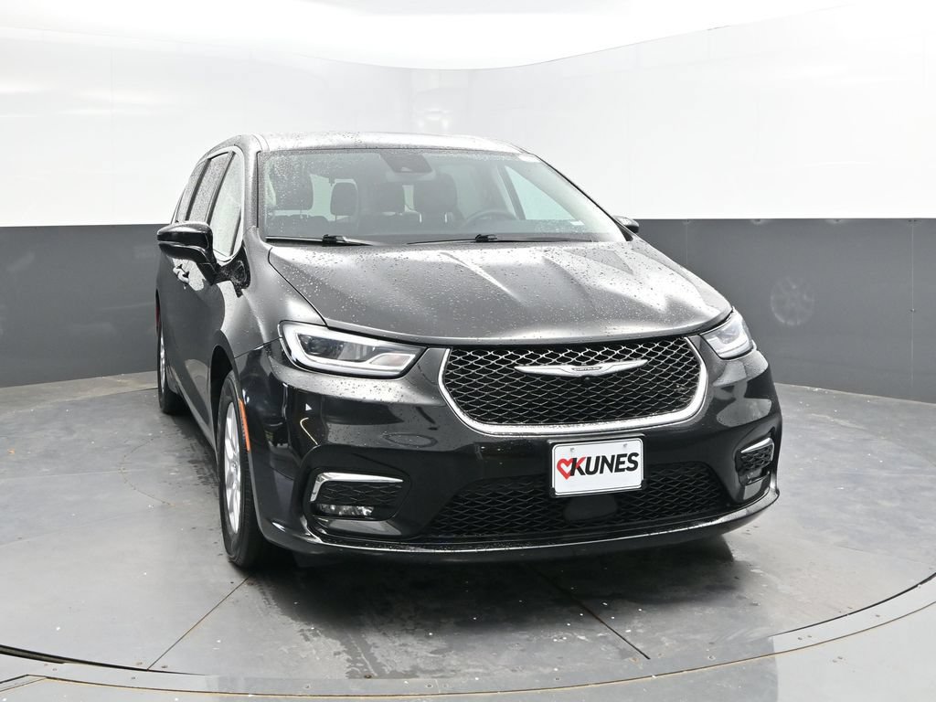 Used 2024 Chrysler Pacifica Touring-L FWD image 2