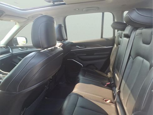 Used 2023 Jeep Grand Cherokee Limited w/ Black Appearance Package AWD/4WD image 12