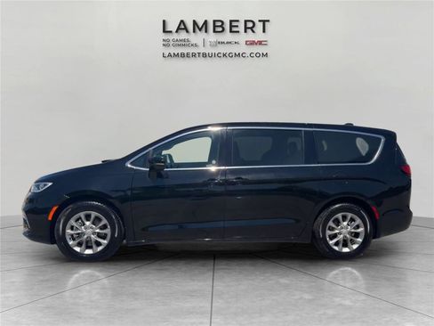 Used 2026 Chrysler Pacifica Limited FWD image 2