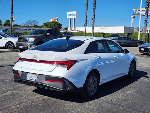 Used 2025 Hyundai Elantra Hybrid FWD image 7