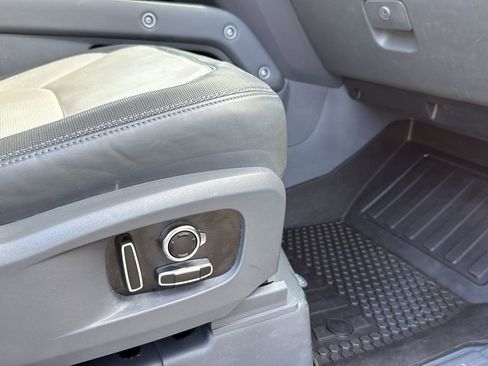 Used 2024 Land Rover Defender 130 X-Dynamic SE image 25