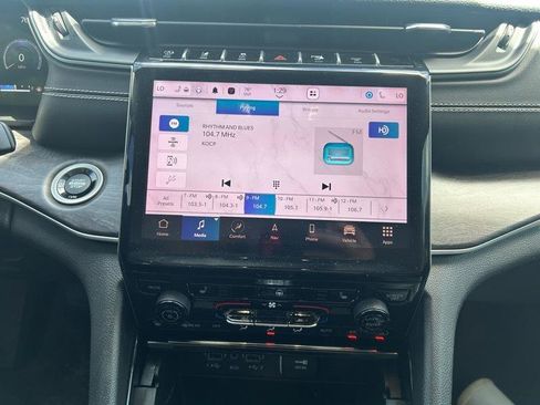 Used 2023 Jeep Grand Cherokee Limited RWD image 12