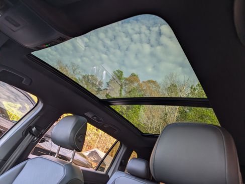 Used 2023 Volkswagen Tiguan SE R-Line image 15