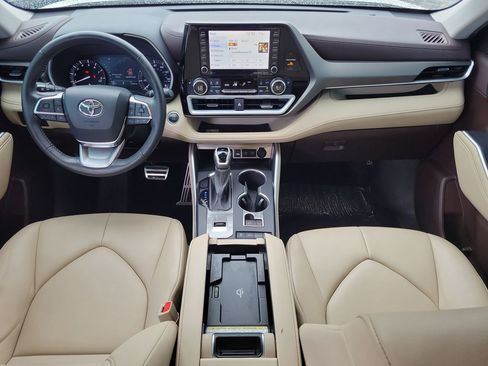 Used 2021 Toyota Highlander XLE FWD image 15