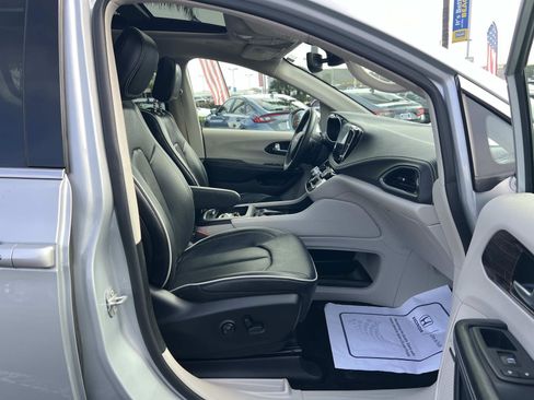 Used 2022 Chrysler Pacifica Limited w/ Uconnect Theater Family Group image 33