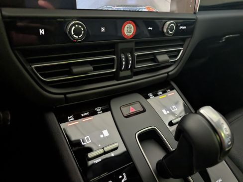 Used 2025 Porsche Macan image 39