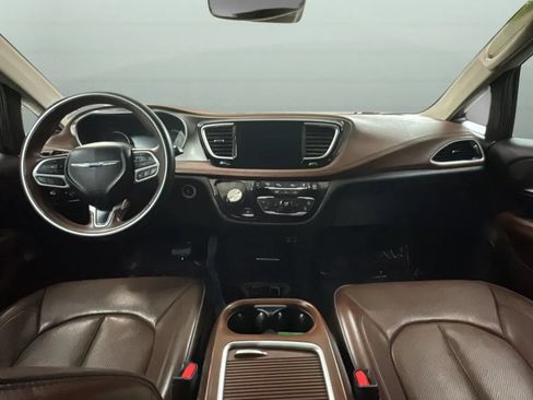 Used 2017 Chrysler Pacifica Limited FWD image 8