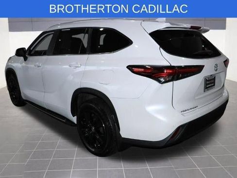 Used 2024 Toyota Highlander XLE image 2