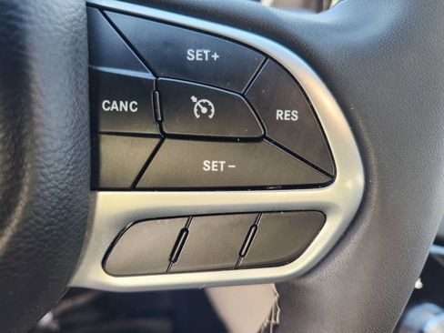 Used 2023 Chrysler Voyager LX image 38