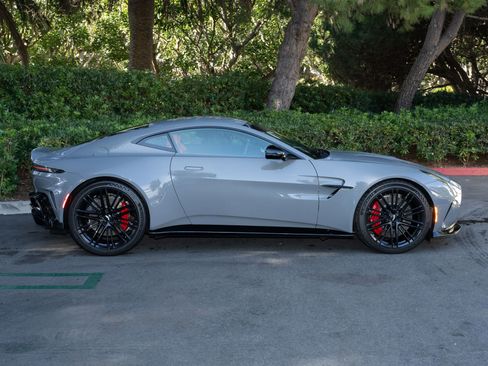 Used 2025 Aston Martin V8 Vantage Base image 25