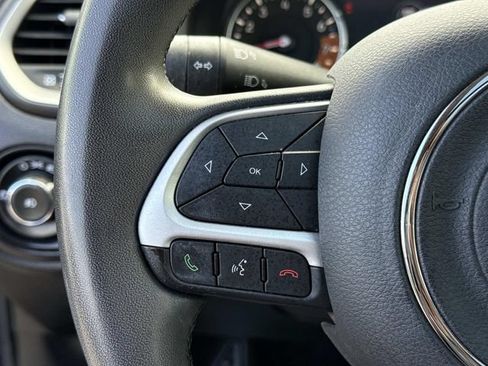 Used 2020 Jeep Renegade Latitude w/ UConnect 8.4 Nav Group AWD/4WD image 28