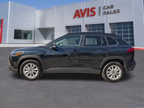 Used 2025 Toyota Corolla Cross LE image 2