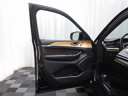 Used 2022 Jeep Grand Cherokee Summit image 4