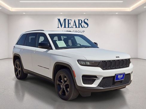 Used 2023 Jeep Grand Cherokee Altitude RWD image 7