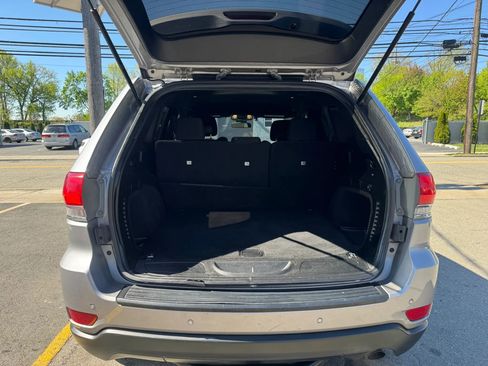 Used 2019 Jeep Grand Cherokee Laredo AWD/4WD image 24