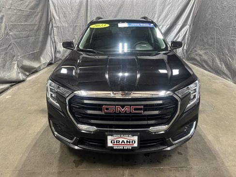 Used 2023 GMC Terrain SLE w/ Driver Convenience Package FWD image 2