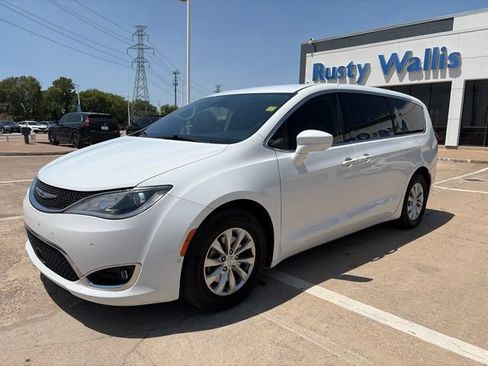 Used 2020 Chrysler Pacifica Touring w/ Advanced Safetytec Group FWD image 2