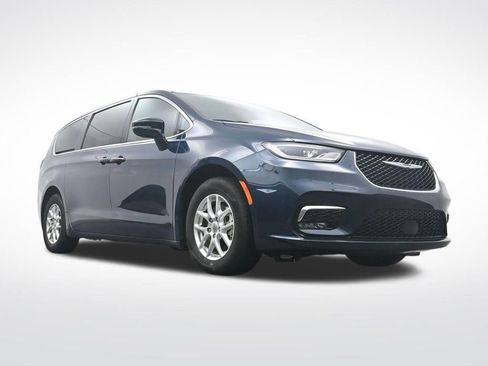 Used 2025 Chrysler Pacifica Select image 32