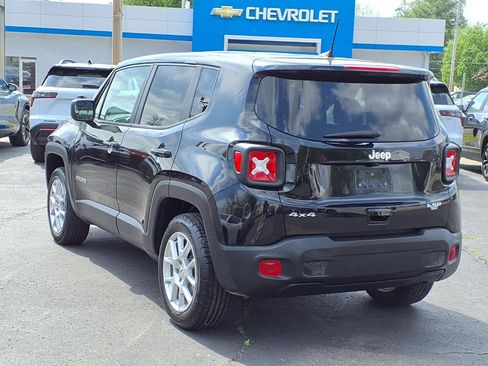 Used 2023 Jeep Renegade Latitude AWD/4WD image 2