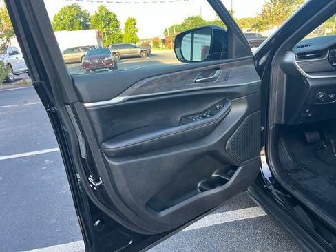 Used 2025 Jeep Grand Cherokee L Limited w/ Black Appearance Package RWD image 5