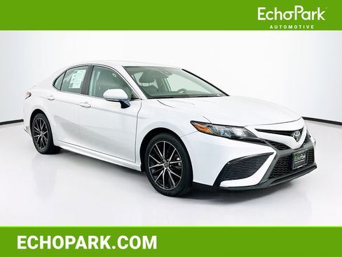 Used 2023 Toyota Camry SE FWD image 1