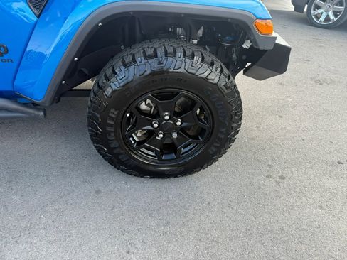 Used 2021 Jeep Gladiator Sport AWD/4WD image 17