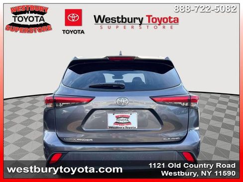 Used 2022 Toyota Highlander XLE AWD/4WD image 9