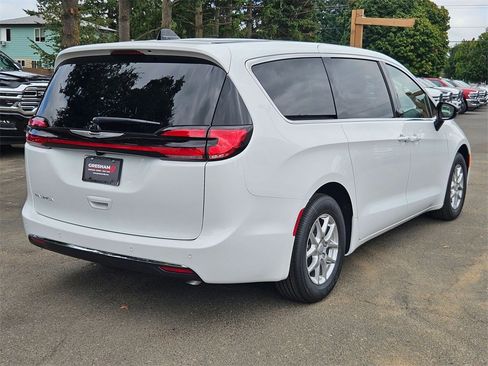 New 2026 Chrysler Pacifica Select image 7