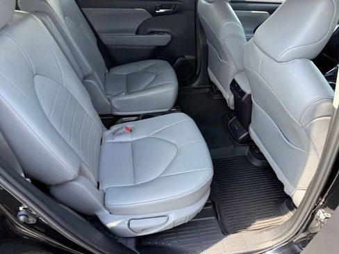 Used 2022 Toyota Highlander XLE AWD/4WD image 41