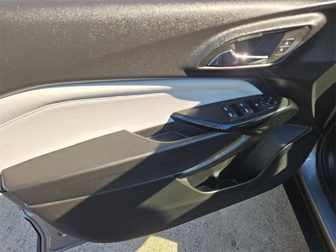 Used 2025 Chevrolet Trax LT w/ LT Convenience Package image 13