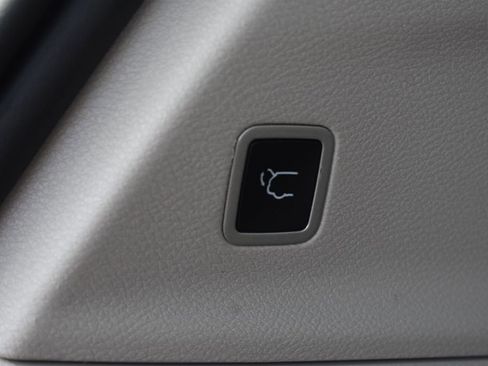 Used 2023 Chrysler Voyager LX image 20