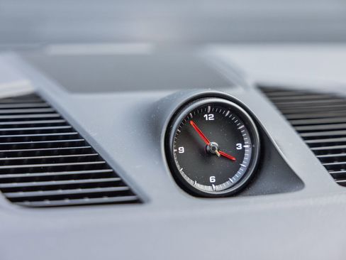 Certified 2023 Porsche Cayenne Platinum Edition image 23