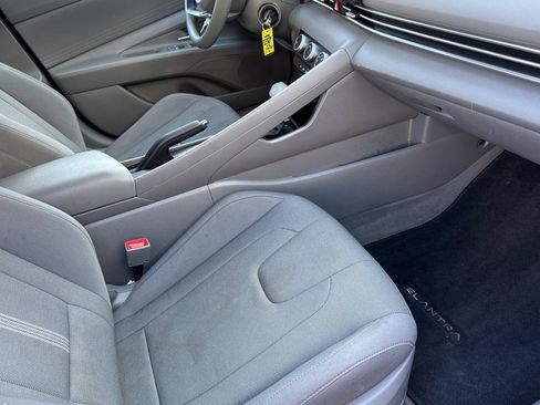 Used 2023 Hyundai Elantra SE image 17